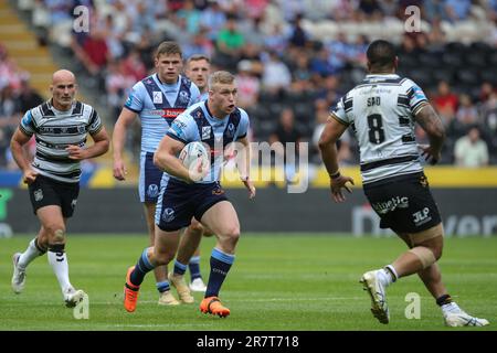 Hull, UK. 17. Juni 2023. Joey Lussick #14 von St. Helens läuft mit dem Ball während des Spiels Betfred Challenge Cup Hull FC gegen St Helens im MKM Stadium, Hull, Großbritannien, 17. Juni 2023 (Foto von James Heaton/News Images) in Hull, Großbritannien, am 6./17. Juni 2023. (Foto: James Heaton/News Images/Sipa USA) Guthaben: SIPA USA/Alamy Live News Stockfoto