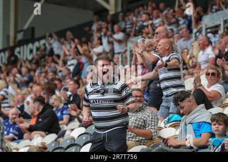 Fans des Hull FC feiern und jubeln ihr Team während des Spiels Hull FC gegen St Helens im MKM Stadium, Hull, Großbritannien, 17. Juni 2023 an (Foto: James Heaton/News Images) Stockfoto