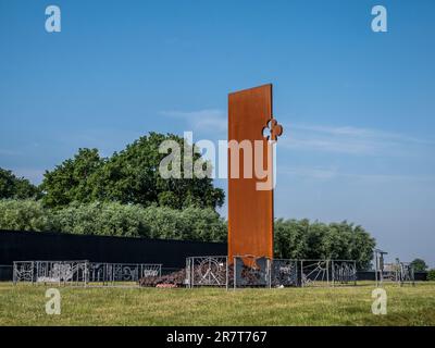 Das Bild zeigt den deutschen Militärfriedhof Langemarck aus dem Ersten Weltkrieg in der Nähe der belgischen Stadt Langemarck. Stockfoto