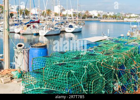 Ein Stapel handelsüblicher Garnelenkrebse im Fischereihafen von Lagos. Liegeplatz für die Schneide-, Trawler- und kommerzielle Fischerei auf Meeresfrüchte Stockfoto