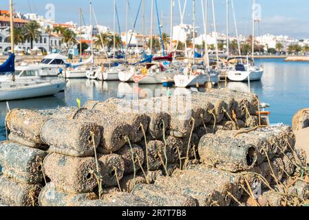 Ein Stapel handelsüblicher Garnelenkrebse im Fischereihafen von Lagos. Liegeplatz für die Schneide-, Trawler- und kommerzielle Fischerei auf Meeresfrüchte Stockfoto