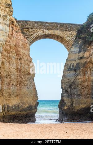 Bizarre Felsformationen und Klippen am Pinhao-Strand an der südlichen Algarve in der Nähe von Lagos, Portugal Stockfoto