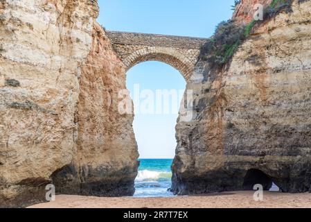 Bizarre Felsformationen und Klippen am Pinhao-Strand an der südlichen Algarve in der Nähe von Lagos, Portugal Stockfoto