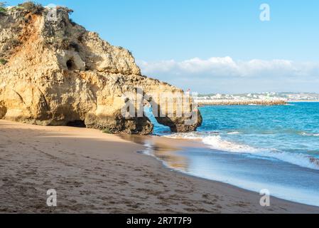 Bizarre Felsformationen und Klippen am Pinhao-Strand an der südlichen Algarve in der Nähe von Lagos, Portugal Stockfoto