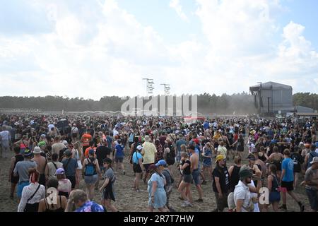 17. Juni 2023, Niedersachsen, Scheeßel: Festivalbesucher werden beim Hurricane Festival 2023 auf dem Gelände sein. Bis zum 18. Juni 2023 sind insgesamt 80 Konzerte auf vier Bühnen geplant. Das Rockmusikfestival Hurricane ist eines der größten deutschen Open-Air-Festivals. Foto: Lars Penning/dpa Stockfoto