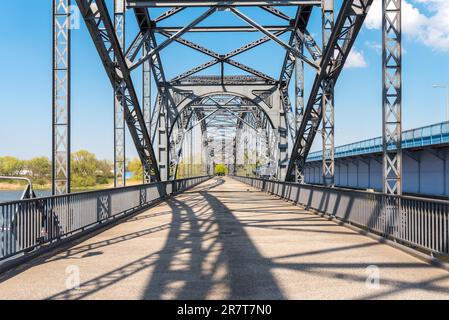 Die alte Harburger elbbbrücke ist eine Stahlbogenbrücke, die die Hamburger Bezirke Harburg und Wilhelmsburg über die südliche Elbe verbindet Stockfoto