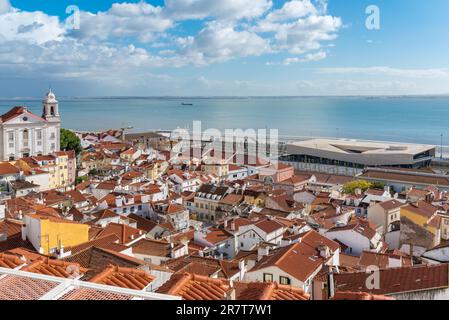 Blick über die Dächer des Viertels Alfama auf den Fluss Tejo und den Kreuzfahrtanleger in Lissabon. Die Nachbarschaft ist eine der Hauptattraktionen der Hauptstadt Stockfoto