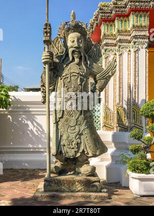 Große chinesische Statuen im Wat Pho, die die Tore der umliegenden Mauern sowie andere Tore innerhalb des Geländes im berühmten Tempel bewachen Stockfoto