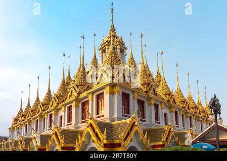 Der buddhistische Tempel Wat Ratchanatdaram im zentralen Viertel von Bangkok. Das Loha Prasat, das heißt Eiserne Burg oder Eisenkloster, befindet sich in Stockfoto