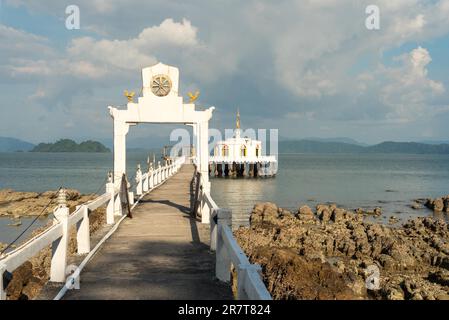 Der kreisförmige Tempel im Meer ist Teil des buddhistischen Tempels Wat Phayam auf der Insel Ko Phayam in Thailand Stockfoto