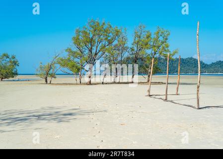 Ebbe in der Büffelbucht, auf Thai genannt Ao Khao Kwai, ein wunderschöner Strand auf der Insel Ko Phayam in Thailand Stockfoto