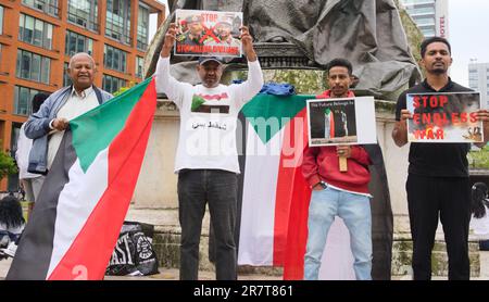 Manchester, Vereinigtes Königreich, 17. Juni 2023. Ein kleiner Protest in Piccadilly Gardens, Manchester, Großbritannien, über den Krieg im Sudan, in dem die Schlachten zwischen der sudanesischen Armee und den paramilitärischen Soforteinsatzkräften nun im dritten Monat stattfinden. Die Demonstranten forderten ein Ende des Krieges und ein Ende der Tötung von Zivilisten. Kredit: Terry Waller/Alamy Live News Stockfoto