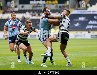 Alex Walmsley (Zentrum) von St. Helens und Carlos Tuimavave (rechts) des FC Hull in Aktion während des Viertelfinales des Betfred Challenge Cup im MKM Stadium, Kingston upon Hull. Foto: Samstag, 17. Juni 2023. Stockfoto