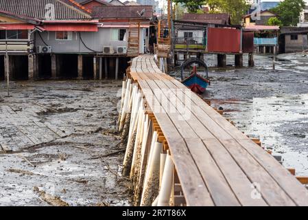 Der Chew Jetty ist eine Pfahlhaussiedlung des chinesischen Viertels, auch bekannt als Clan Jetties. Das Hotel befindet sich an der Penang Straße in George Town Stockfoto