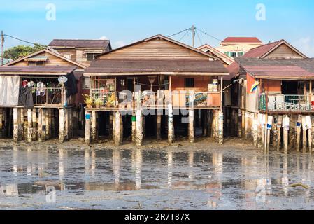 Der Chew Jetty ist eine Pfahlhaussiedlung des chinesischen Viertels, auch bekannt als Clan Jetties. Das Hotel befindet sich an der Penang Straße in George Town Stockfoto