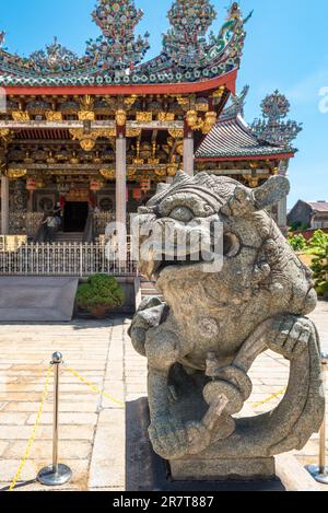 Löwenskulptur vor dem Clanhouse Khoo Kongsi, einer der Hauptattraktionen von Penang, George Town Stockfoto