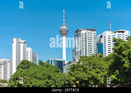 Der Telekommunikationsturm auf dem Ananashügel, im malaysischen Bukit Nanas, thront über der Hauptstadt von Malaysia, Kuala Lumpur Stockfoto