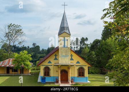 Kirche des Batak-christlichen Protestanten im Dorf Huta Hotang auf der Insel Samosir im Toba-See in der Provinz Nord-Sumatra. Die Stockfoto