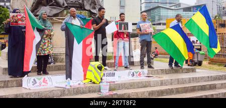 Manchester, Vereinigtes Königreich, 17. Juni 2023. Ein kleiner Protest in Piccadilly Gardens, Manchester, Großbritannien, über den Krieg im Sudan, in dem die Schlachten zwischen der sudanesischen Armee und den paramilitärischen Soforteinsatzkräften nun im dritten Monat stattfinden. Die Demonstranten forderten ein Ende des Krieges und ein Ende der Tötung von Zivilisten. Kredit: Terry Waller/Alamy Live News Stockfoto