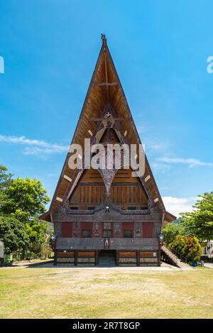 Die katholische Inkulturationskirche von St. Michael auf der Hauptstadt auf der Insel Samosir Panguran innerhalb des Toba-Sees im nördlichen Teil von Sumatra Stockfoto