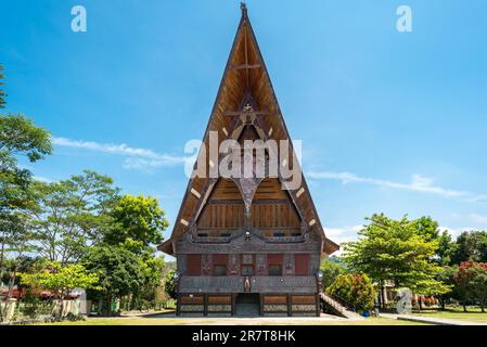 Die katholische Inkulturationskirche von St. Michael auf der Hauptstadt auf der Insel Samosir Panguran innerhalb des Toba-Sees im nördlichen Teil von Sumatra Stockfoto