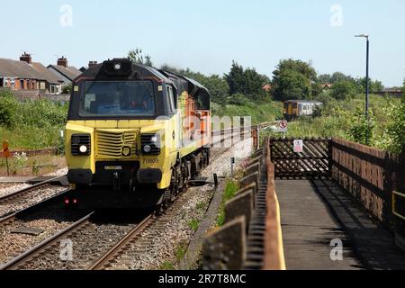 Colas Rail Klasse 70 Diesel loco 70809 passiert Scunthorpe Station als 0D70 1220 Barnetby nach Doncaster Service am 16./6./2023. Stockfoto