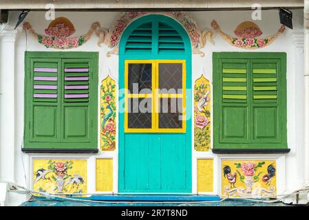 Farbenfrohe Hausfassade und Balkon in der Indian Street of Kuching. Es ist ein schmaler überdachter Gang in Chinatown der Stadt. Kuching ist der Stockfoto