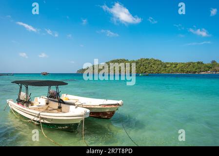 In der Meerenge zwischen der Insel Rubiah und der Hauptinsel Weh, dem nördlichsten Punkt Indonesiens, liegen zwei Fischerboote vor Stockfoto