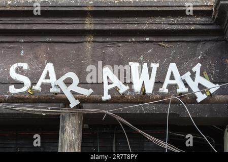 Sarawak-Schriftzug auf der Vorderseite eines geschlossenen Ladenhauses in der Chinatown Kuching im Sarawak-Staat Malaysia auf Borneo Stockfoto