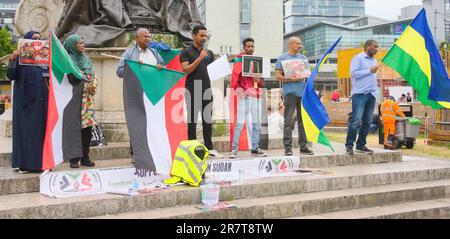 Manchester, Vereinigtes Königreich, 17. Juni 2023. Ein kleiner Protest in Piccadilly Gardens, Manchester, Großbritannien, über den Krieg im Sudan, in dem die Schlachten zwischen der sudanesischen Armee und den paramilitärischen Soforteinsatzkräften nun im dritten Monat stattfinden. Die Demonstranten forderten ein Ende des Krieges und ein Ende der Tötung von Zivilisten. Kredit: Terry Waller/Alamy Live News Stockfoto