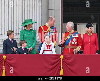 London, Großbritannien, am 17 2023. Juni. Die königliche Familie empfängt die Menschenmassen und bestaunen die Flypast vom Balkon des Buckingham Palace nach der Trooping the Colour, The King's Birthday Parade, London, Großbritannien am 17 2023. Juni. Präsentiert (L-R) Sir Timothy Laurence, Prinzessin Royal (Prinzessin Anne), Prinz George, Prinz Louis, Prinzessin Charlotte, Prinzessin von Wales, Prinz von Wales (Prinz William), König Karl III., Königin Camilla, Herzog von Edinburgh (Prinz Edward), Herzogin von Edinburgh (Sophie), Herzog von Kent, Herzogin von Gloucester, Herzog von Gloucester. Kredit: Francis Knight/Alamy Live News Stockfoto