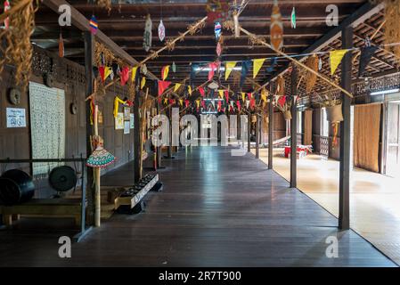 Das traditionelle IBAN-Langhaus mit kulturhistorischer Einrichtung zeigt die Lebensweise und Geschichte des IBAN-Stammes auf der Halbinsel Santubong in der Stockfoto