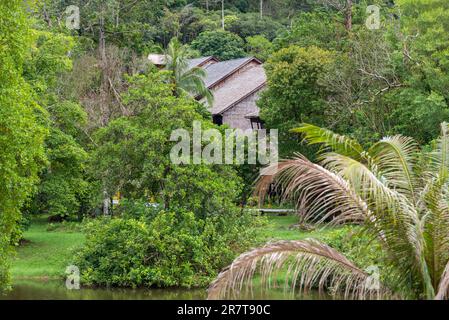 Bidayuh Longhouse im Sarawak Cultural Village auf der Halbinsel Santubong. Es zeigt die verschiedenen ethnischen Gruppen, die traditionell handeln Stockfoto