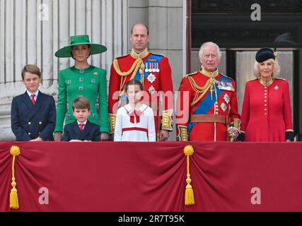 London, Großbritannien, am 17 2023. Juni. Die königliche Familie empfängt die Menschenmassen und bestaunen die Flypast vom Balkon des Buckingham Palace nach der Trooping the Colour, The King's Birthday Parade, London, Großbritannien am 17 2023. Juni. Präsentiert (L-R) Sir Timothy Laurence, Prinzessin Royal (Prinzessin Anne), Prinz George, Prinz Louis, Prinzessin Charlotte, Prinzessin von Wales, Prinz von Wales (Prinz William), König Karl III., Königin Camilla, Herzog von Edinburgh (Prinz Edward), Herzogin von Edinburgh (Sophie), Herzog von Kent, Herzogin von Gloucester, Herzog von Gloucester. Kredit: Francis Knight/Alamy Live News Stockfoto