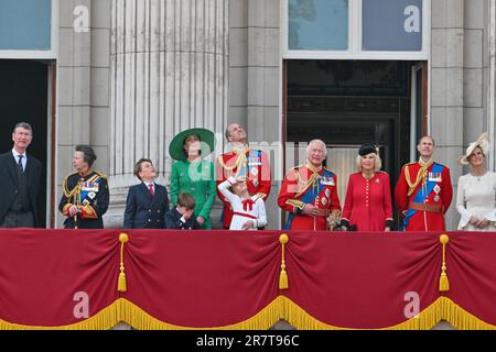 London, Großbritannien, am 17 2023. Juni. Die königliche Familie empfängt die Menschenmassen und bestaunen die Flypast vom Balkon des Buckingham Palace nach der Trooping the Colour, The King's Birthday Parade, London, Großbritannien am 17 2023. Juni. Präsentiert (L-R) Sir Timothy Laurence, Prinzessin Royal (Prinzessin Anne), Prinz George, Prinz Louis, Prinzessin Charlotte, Prinzessin von Wales, Prinz von Wales (Prinz William), König Karl III., Königin Camilla, Herzog von Edinburgh (Prinz Edward), Herzogin von Edinburgh (Sophie), Herzog von Kent, Herzogin von Gloucester, Herzog von Gloucester. Kredit: Francis Knight/Alamy Live News Stockfoto