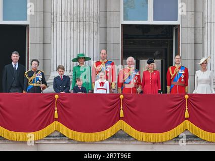 London, Großbritannien, am 17 2023. Juni. Die königliche Familie empfängt die Menschenmassen und bestaunen die Flypast vom Balkon des Buckingham Palace nach der Trooping the Colour, The King's Birthday Parade, London, Großbritannien am 17 2023. Juni. Präsentiert (L-R) Sir Timothy Laurence, Prinzessin Royal (Prinzessin Anne), Prinz George, Prinz Louis, Prinzessin Charlotte, Prinzessin von Wales, Prinz von Wales (Prinz William), König Karl III., Königin Camilla, Herzog von Edinburgh (Prinz Edward), Herzogin von Edinburgh (Sophie), Herzog von Kent, Herzogin von Gloucester, Herzog von Gloucester. Kredit: Francis Knight/Alamy Live News Stockfoto