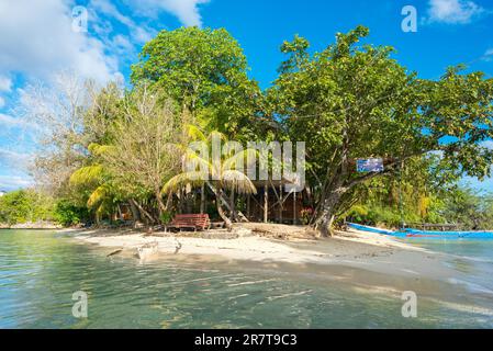 Weißer Sandstrand von Poyalisa als Teil der Togian Insel im Golf von Tomini in Sulawesi. Die Inseln sind ein Paradies für Taucher und Schnorchler Stockfoto