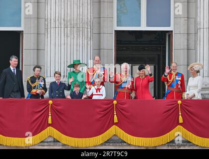 London, Großbritannien, am 17 2023. Juni. Die königliche Familie empfängt die Menschenmassen und bestaunen die Flypast vom Balkon des Buckingham Palace nach der Trooping the Colour, The King's Birthday Parade, London, Großbritannien am 17 2023. Juni. Präsentiert (L-R) Sir Timothy Laurence, Prinzessin Royal (Prinzessin Anne), Prinz George, Prinz Louis, Prinzessin Charlotte, Prinzessin von Wales, Prinz von Wales (Prinz William), König Karl III., Königin Camilla, Herzog von Edinburgh (Prinz Edward), Herzogin von Edinburgh (Sophie), Herzog von Kent, Herzogin von Gloucester, Herzog von Gloucester. Kredit: Francis Knight/Alamy Live News Stockfoto