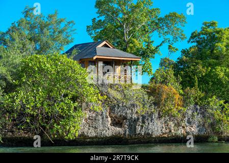 Die kleine Insel Poyalisa als Teil der Togianischen Insel Batudaka im Norden von Sulawesi. Die Inseln sind ein Paradies für Taucher und Schnorchler. Die Stockfoto