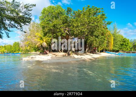 Weißer Sandstrand von Poyalisa als Teil der Togian Insel im Golf von Tomini in Sulawesi. Die Inseln sind ein Paradies für Taucher und Schnorchler Stockfoto