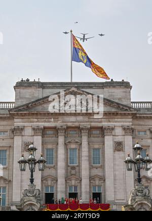 London, Großbritannien, am 17 2023. Juni. Die königliche Familie empfängt die Menschenmassen und bestaunen die Flypast vom Balkon des Buckingham Palace nach der Trooping the Colour, The King's Birthday Parade, London, Großbritannien am 17 2023. Juni. Präsentiert (L-R) Sir Timothy Laurence, Prinzessin Royal (Prinzessin Anne), Prinz George, Prinz Louis, Prinzessin Charlotte, Prinzessin von Wales, Prinz von Wales (Prinz William), König Karl III., Königin Camilla, Herzog von Edinburgh (Prinz Edward), Herzogin von Edinburgh (Sophie), Herzog von Kent, Herzogin von Gloucester, Herzog von Gloucester. Kredit: Francis Knight/Alamy Live News Stockfoto