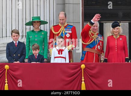 London, Großbritannien, am 17 2023. Juni. Die königliche Familie empfängt die Menschenmassen und bestaunen die Flypast vom Balkon des Buckingham Palace nach der Trooping the Colour, The King's Birthday Parade, London, Großbritannien am 17 2023. Juni. Präsentiert (L-R) Sir Timothy Laurence, Prinzessin Royal (Prinzessin Anne), Prinz George, Prinz Louis, Prinzessin Charlotte, Prinzessin von Wales, Prinz von Wales (Prinz William), König Karl III., Königin Camilla, Herzog von Edinburgh (Prinz Edward), Herzogin von Edinburgh (Sophie), Herzog von Kent, Herzogin von Gloucester, Herzog von Gloucester. Kredit: Francis Knight/Alamy Live News Stockfoto