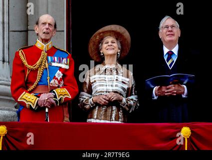 Prinz Edward der Herzog von Kent, Prinz Richard und Birgitte Herzog und Herzogin von Gloucester auf dem Balkon des Buckingham Palace in London, am 17. Juni 2023, nachdem sie Trooping the Colour (The Kings Birthday Parade) bei der Horse Guards Parade besucht hatten Foto: Albert Nieboer/Netherlands OUT/Point De Vue OUT Stockfoto