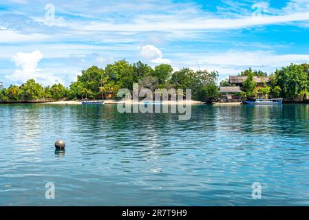 Weißer Sandstrand von Poyalisa als Teil der Togian Insel im Golf von Tomini in Sulawesi. Die Inseln sind ein Paradies für Taucher und Schnorchler Stockfoto