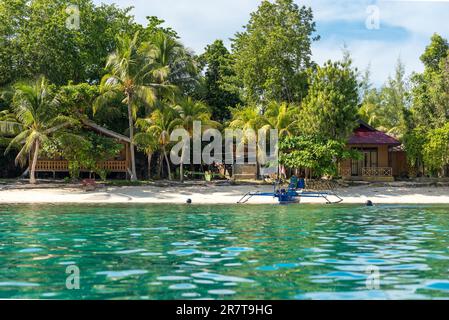 Weißer Sandstrand von Poyalisa als Teil der Togian Insel im Golf von Tomini in Sulawesi. Die Inseln sind ein Paradies für Taucher und Schnorchler Stockfoto