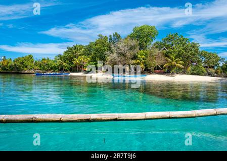 Weißer Sandstrand von Poyalisa als Teil der Togian Insel im Golf von Tomini in Sulawesi. Die Inseln sind ein Paradies für Taucher und Schnorchler Stockfoto