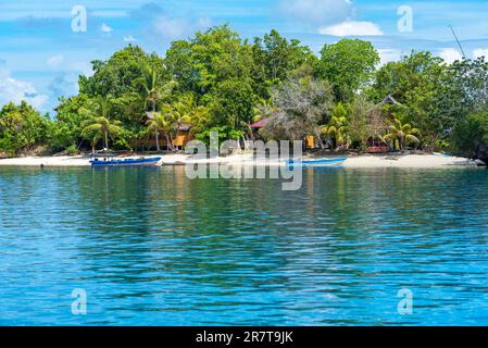 Weißer Sandstrand von Poyalisa als Teil der Togian Insel im Golf von Tomini in Sulawesi. Die Inseln sind ein Paradies für Taucher und Schnorchler Stockfoto