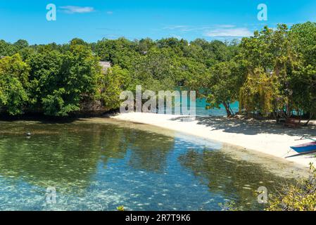 Weißer Sandstrand von Poyalisa als Teil der Togian Insel im Golf von Tomini in Sulawesi. Die Inseln sind ein Paradies für Taucher und Schnorchler Stockfoto