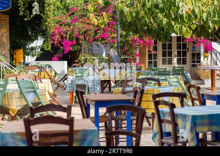 Taverna am Treffpunkt, die Platia im Dorf Pitsidia im Süden Kretas. Gastronomie ist eines der Haupteinkommen der Einheimischen Stockfoto