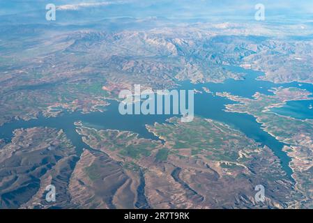 Luftbild des Euphrats und des Keban-Staudamms im Osten der Türkei in Anatolien. Euphrate ist die längste und eine der historischsten Stockfoto